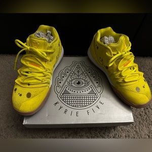 SpongeBob SquarePants x Kyrie Size 12Y